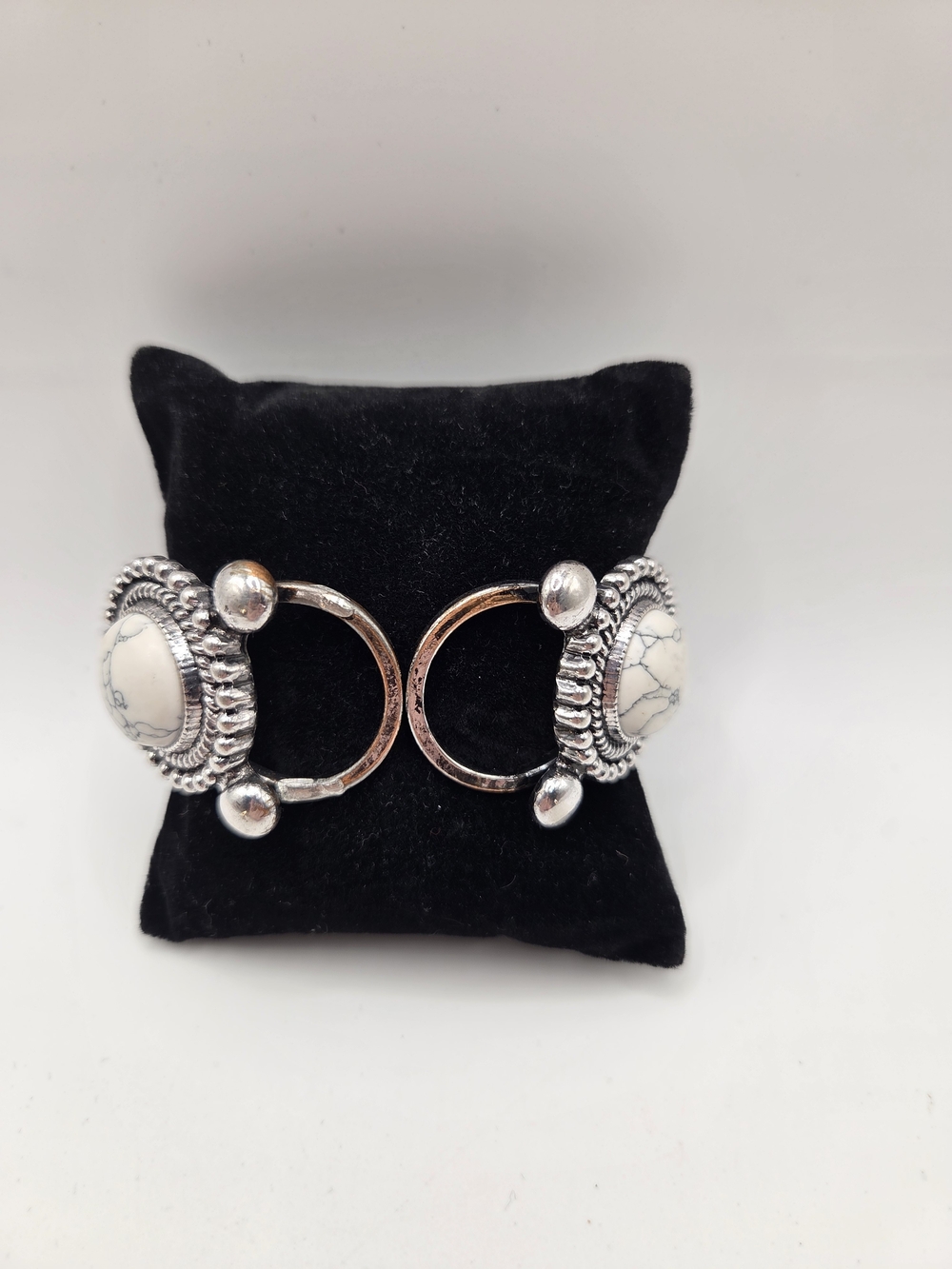 1632. Boho Silver-Tone White Howlite Stone Cuff Bracelet